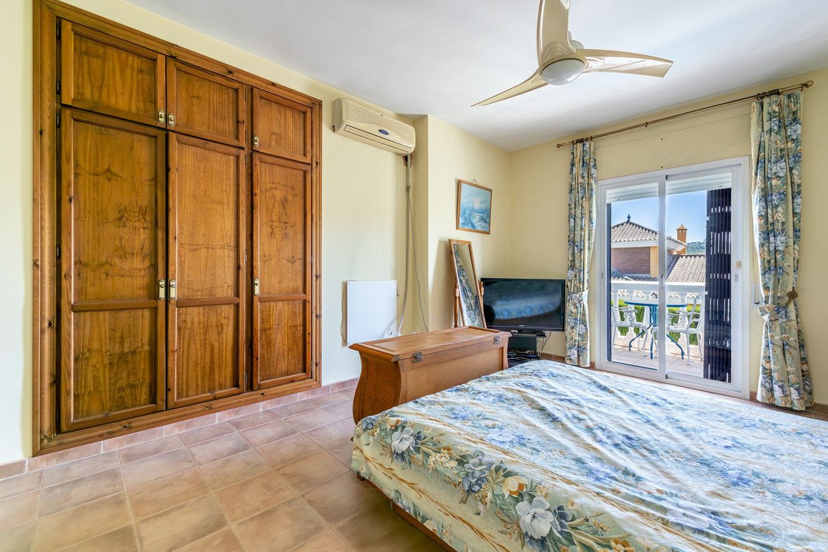 4 Bed Detached Villa in Coín