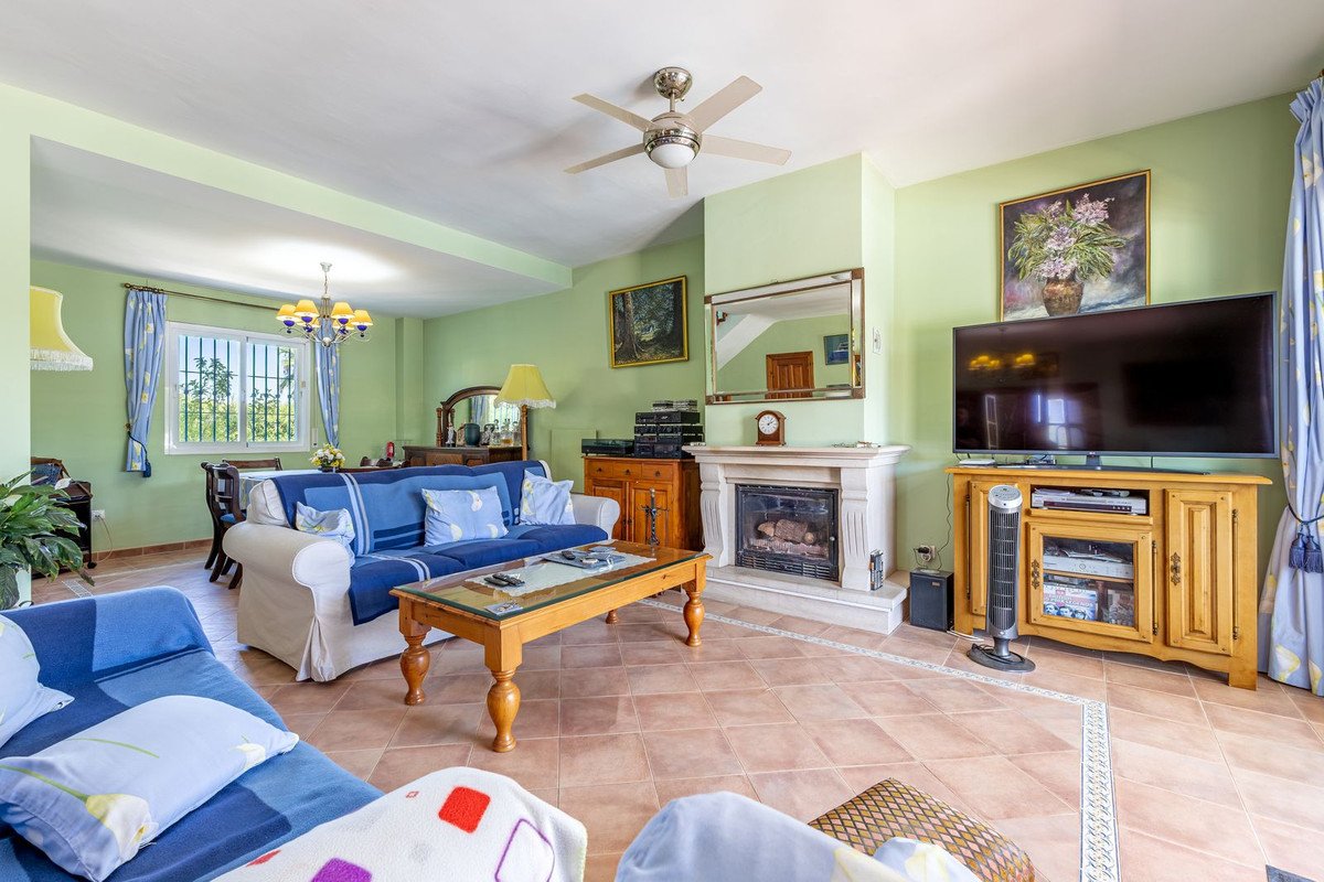 4 Bed Detached Villa in Coín