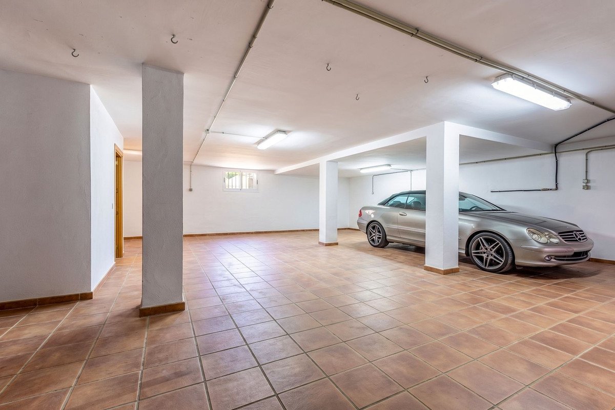 4 Bed Detached Villa in Coín