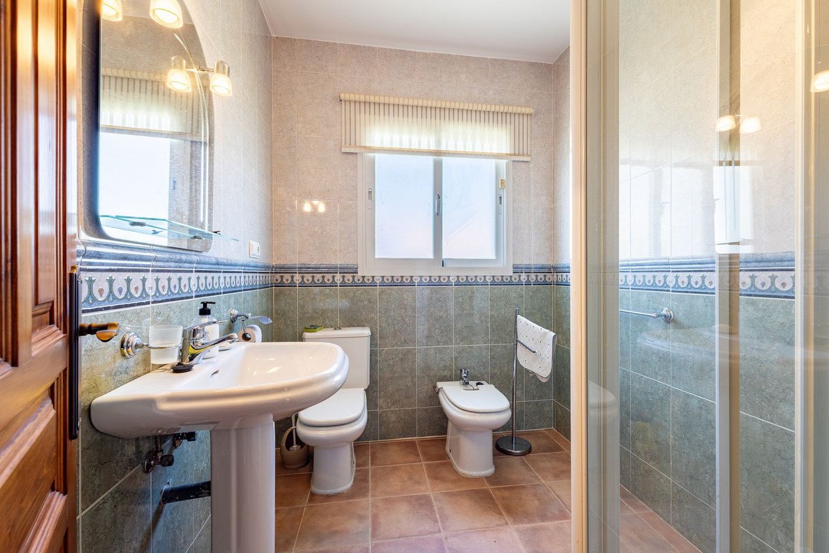 4 Bed Detached Villa in Coín
