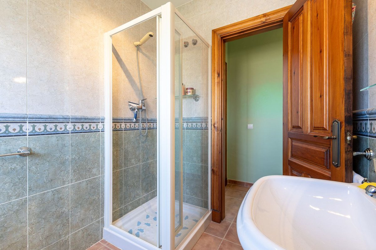 4 Bed Detached Villa in Coín