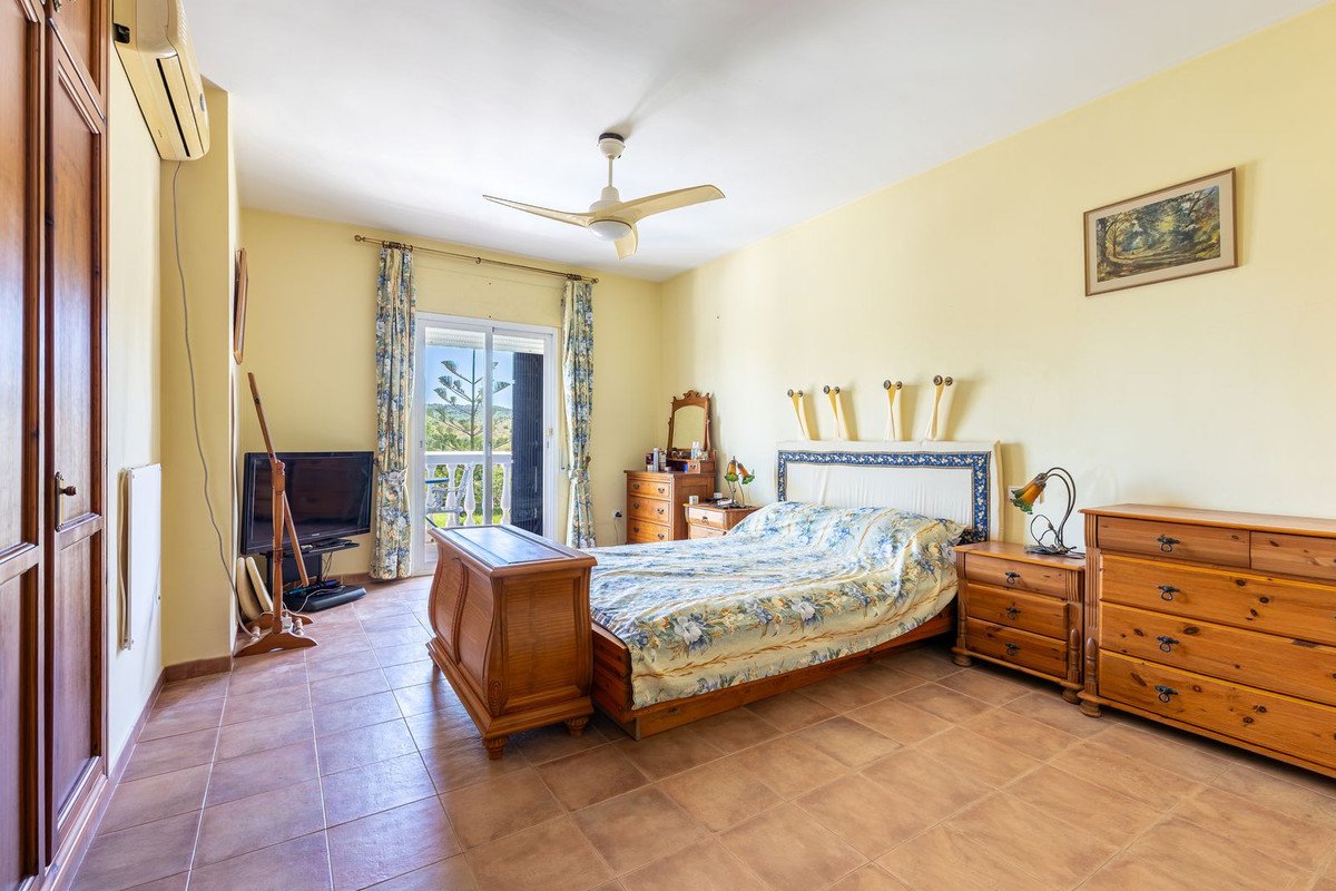 4 Bed Detached Villa in Coín