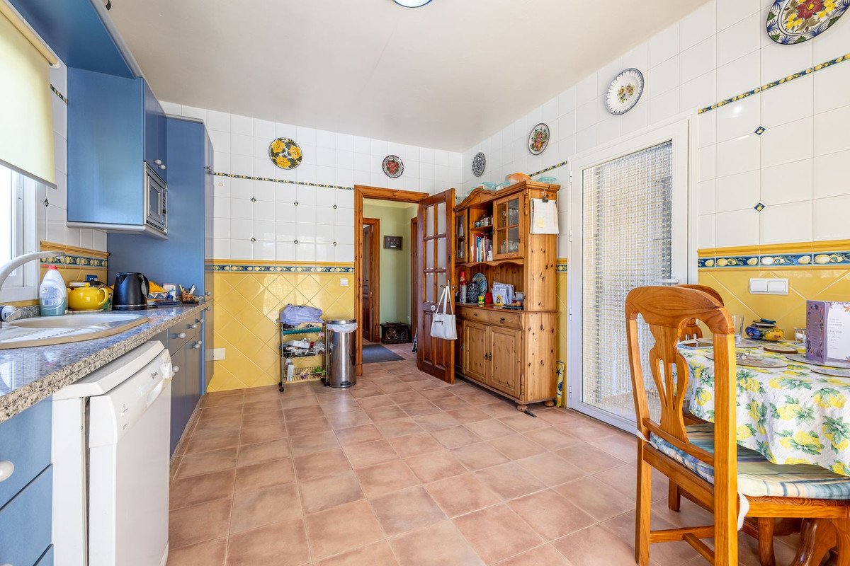 4 Bed Detached Villa in Coín