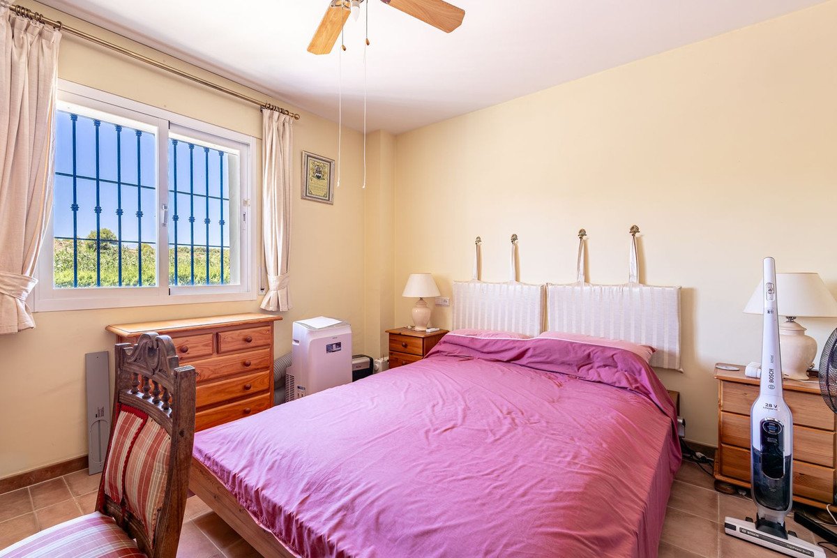 4 Bed Detached Villa in Coín