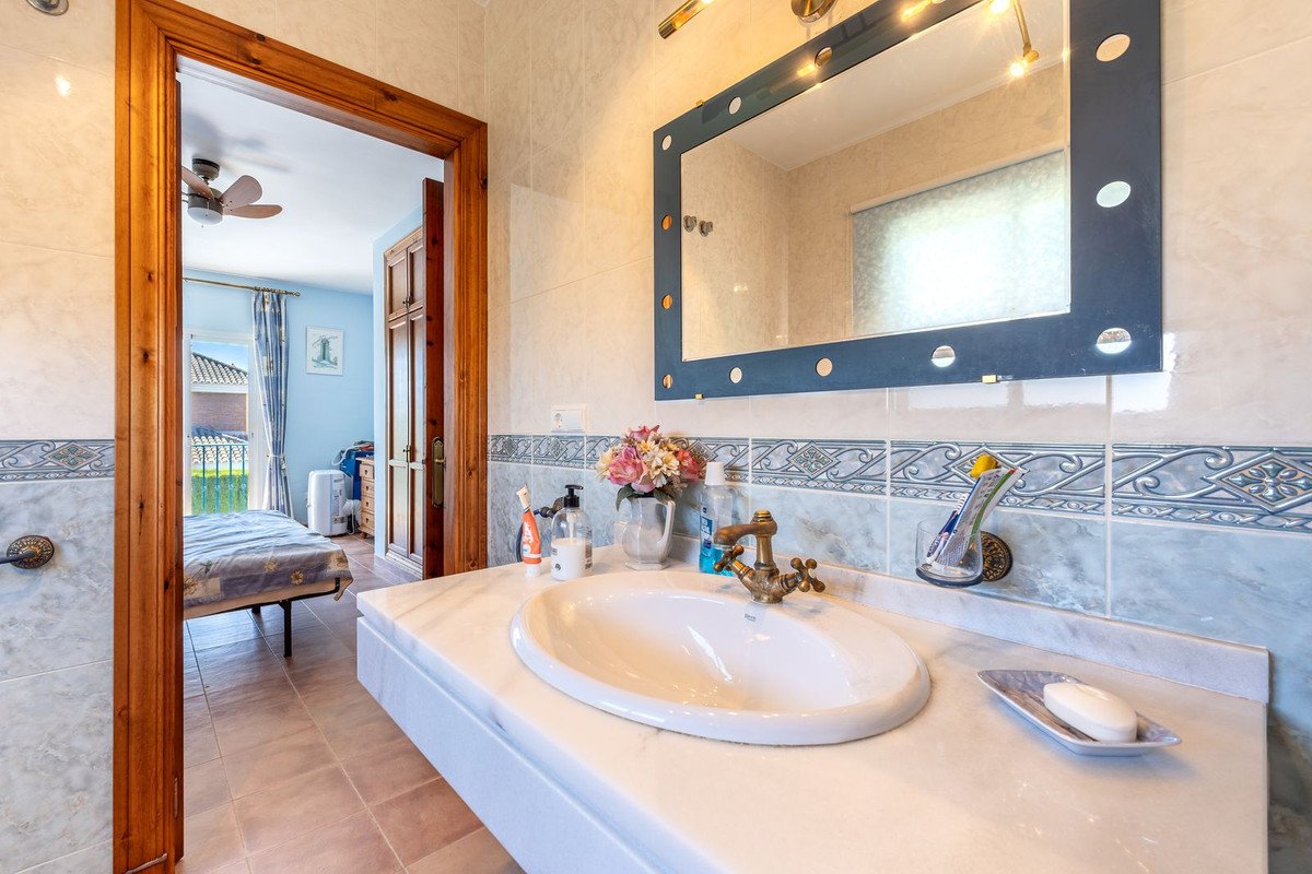 4 Bed Detached Villa in Coín