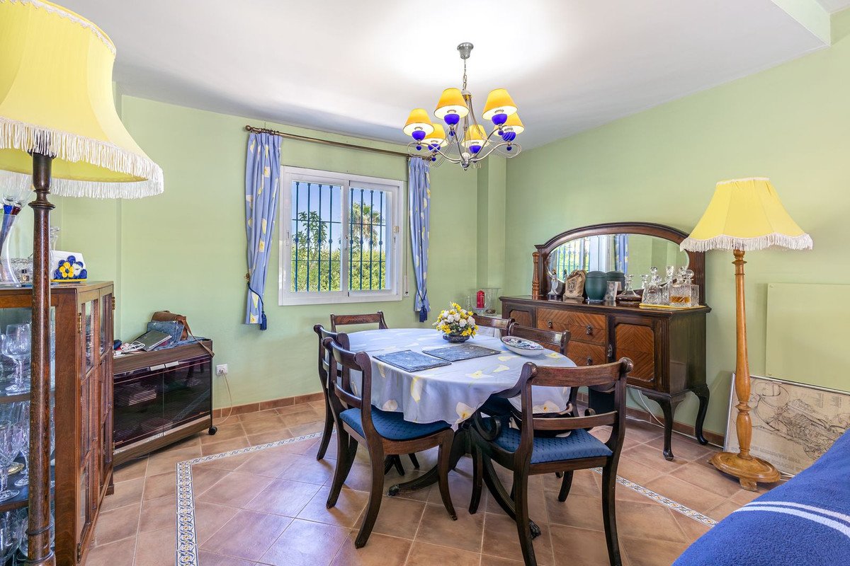 4 Bed Detached Villa in Coín