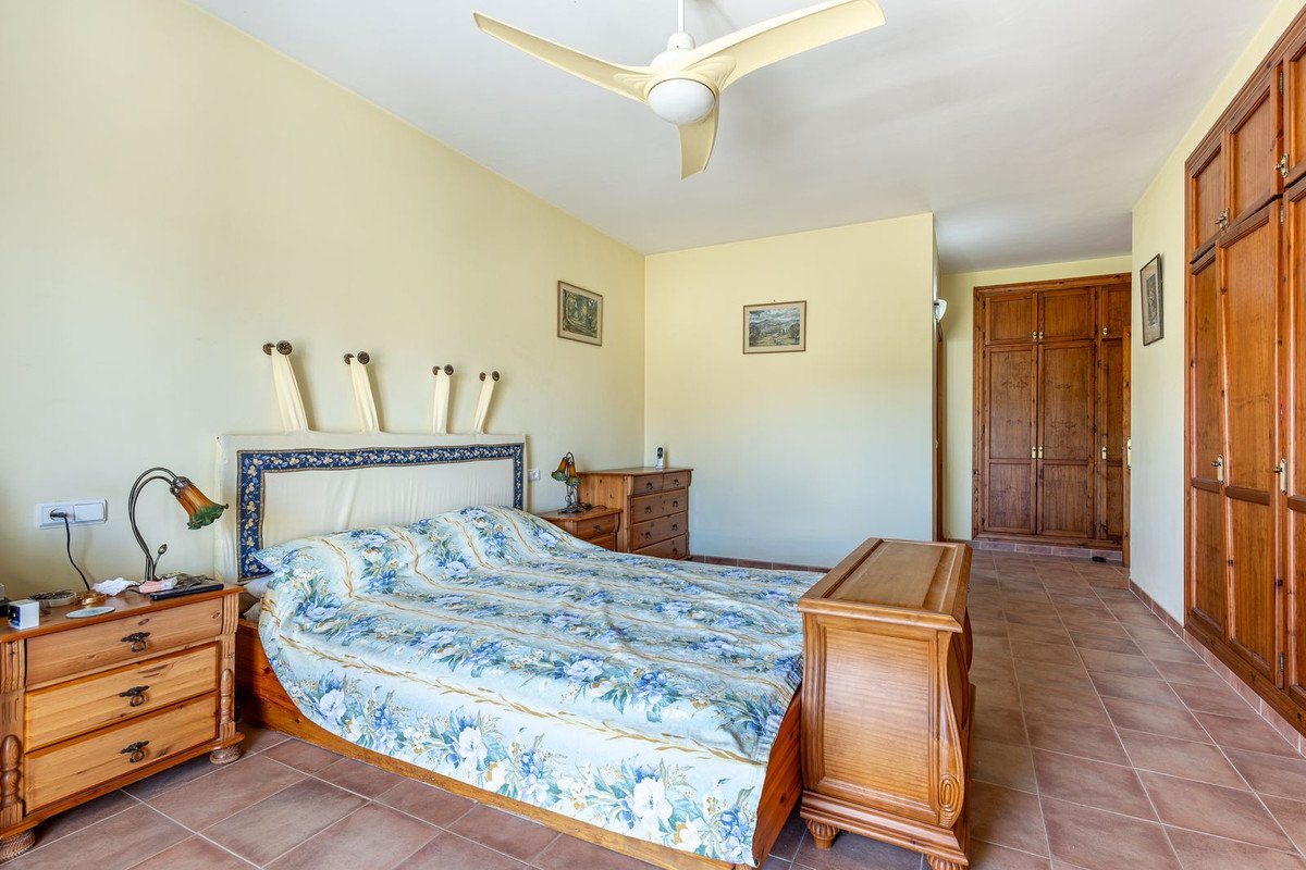 4 Bed Detached Villa in Coín