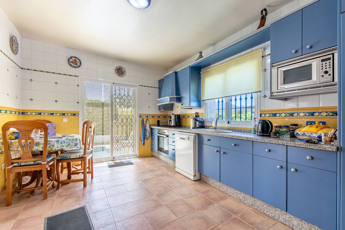 4 Bed Detached Villa in Coín