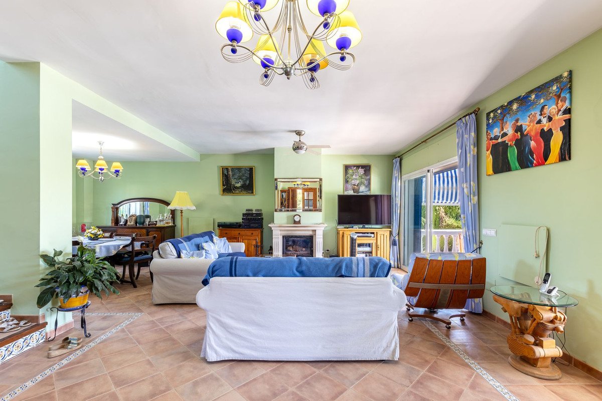 4 Bed Detached Villa in Coín