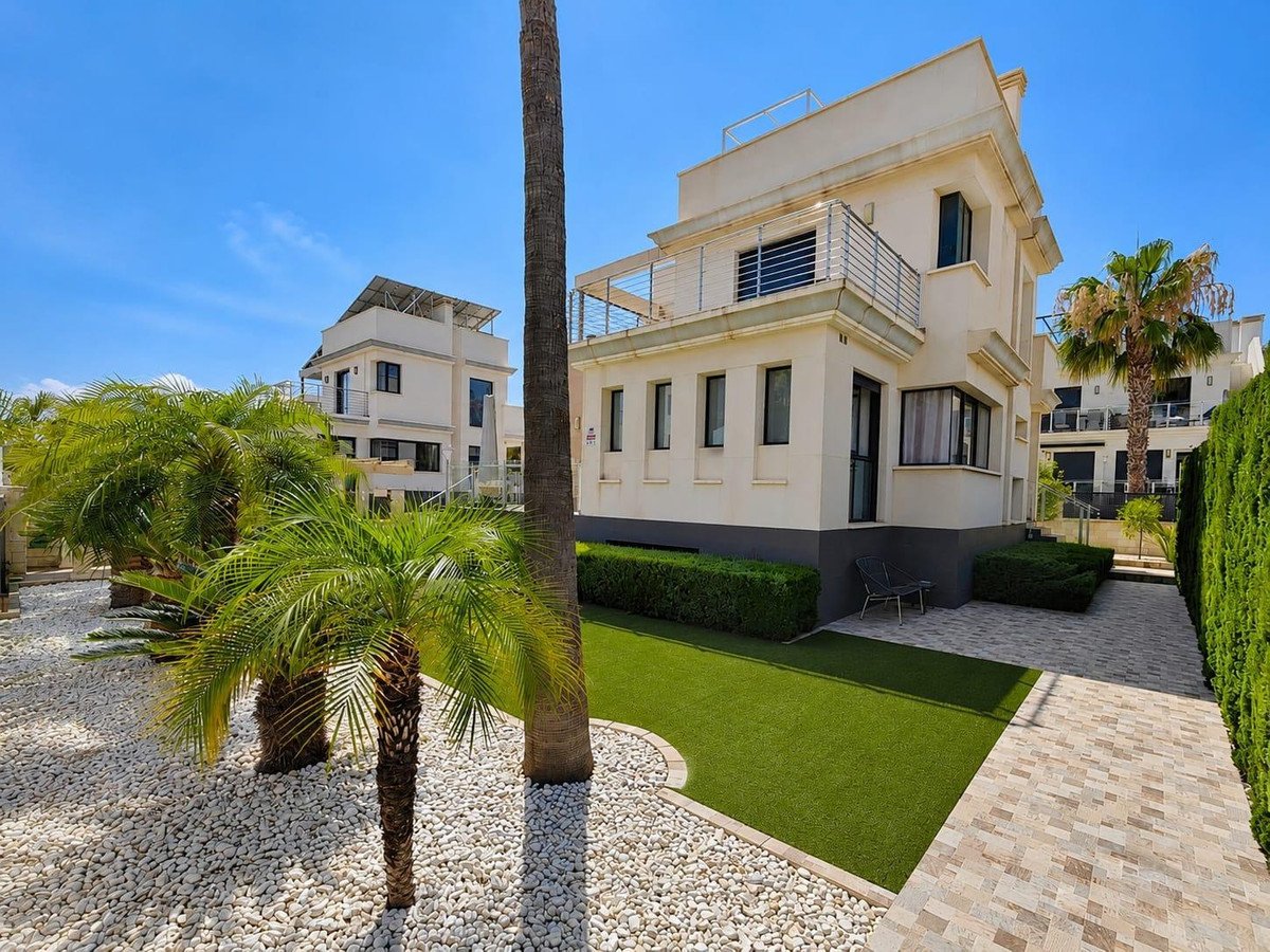 5 Bed Detached Villa in La Zenia