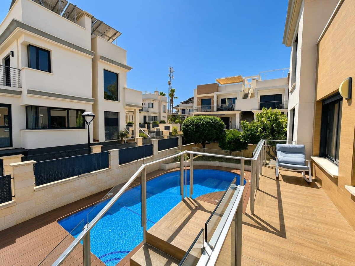 5 Bed Detached Villa in La Zenia