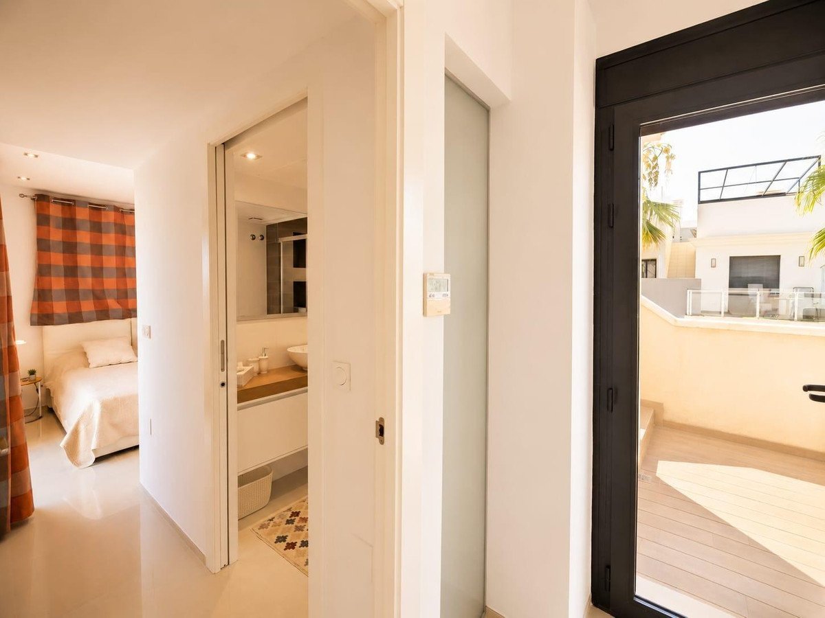 5 Bed Detached Villa in La Zenia