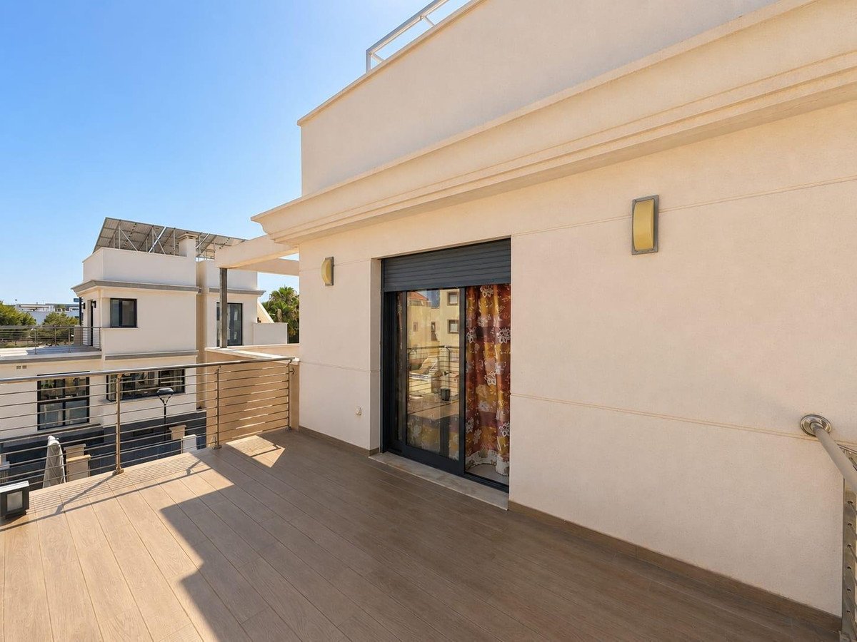 5 Bed Detached Villa in La Zenia