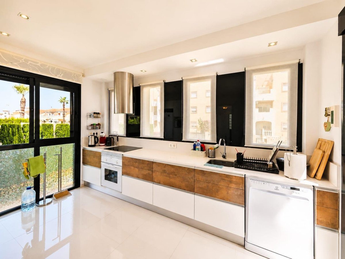 5 Bed Detached Villa in La Zenia