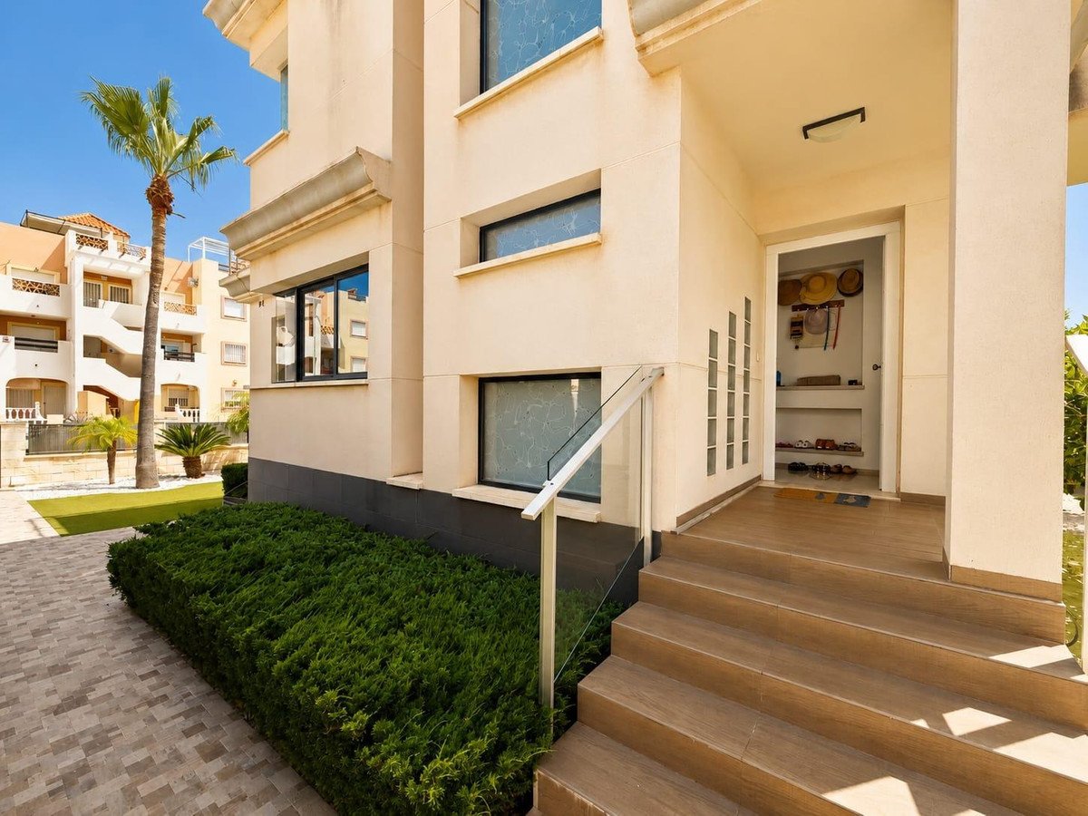 5 Bed Detached Villa in La Zenia