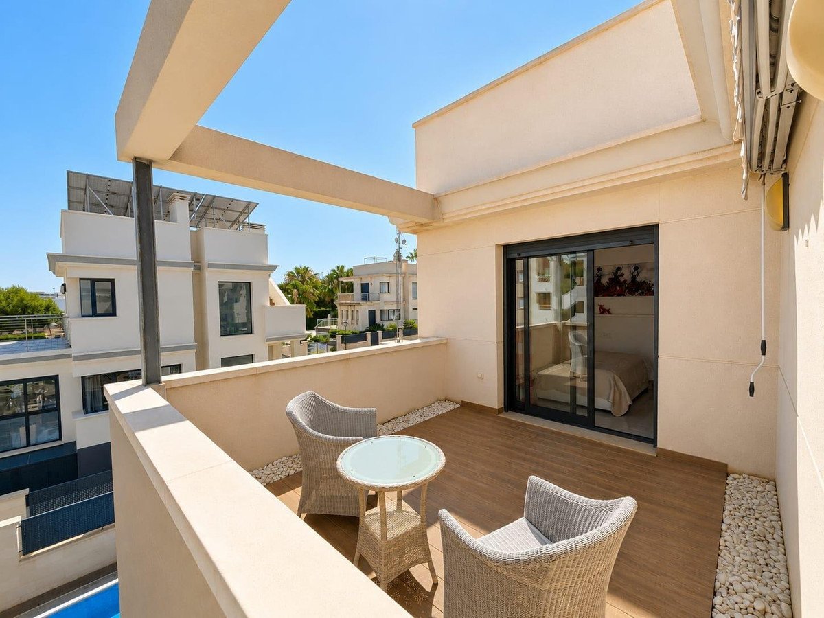 5 Bed Detached Villa in La Zenia