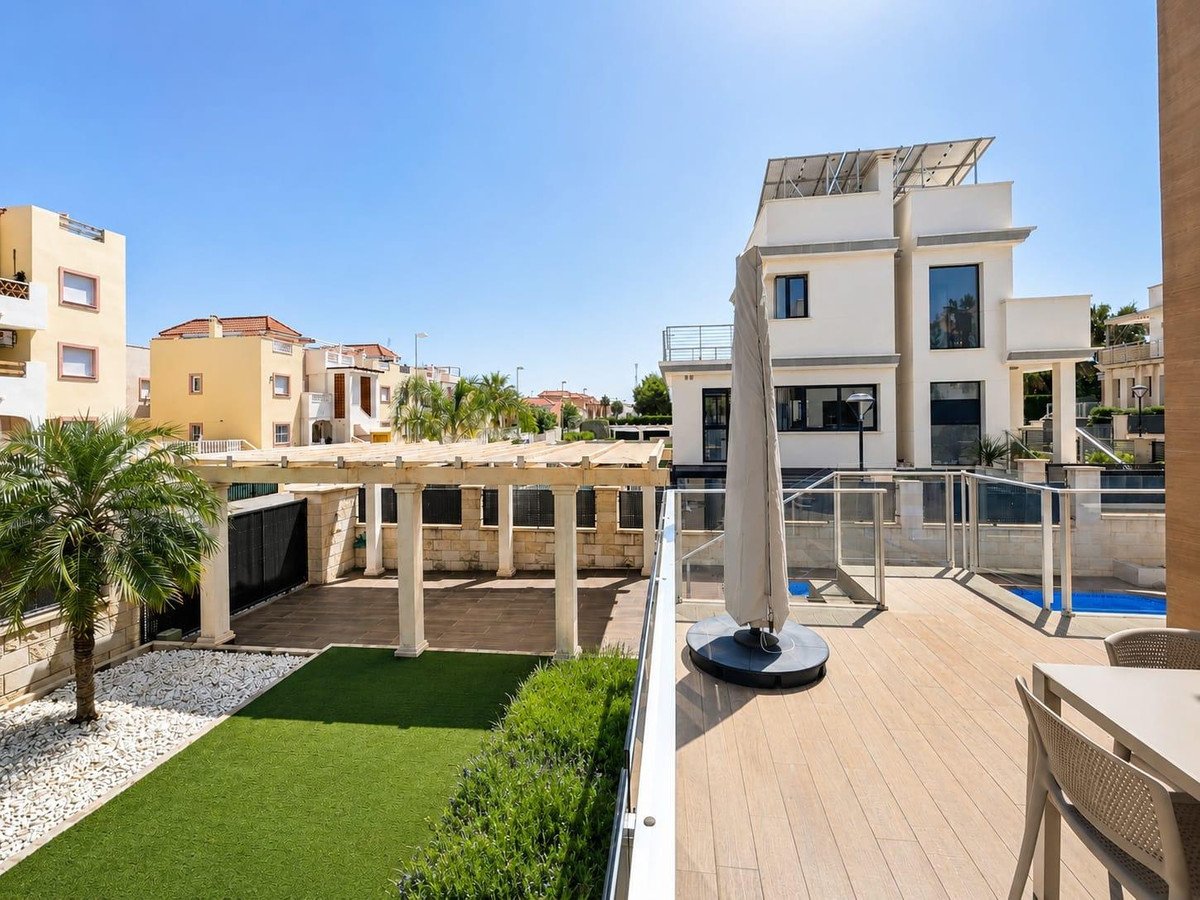 5 Bed Detached Villa in La Zenia