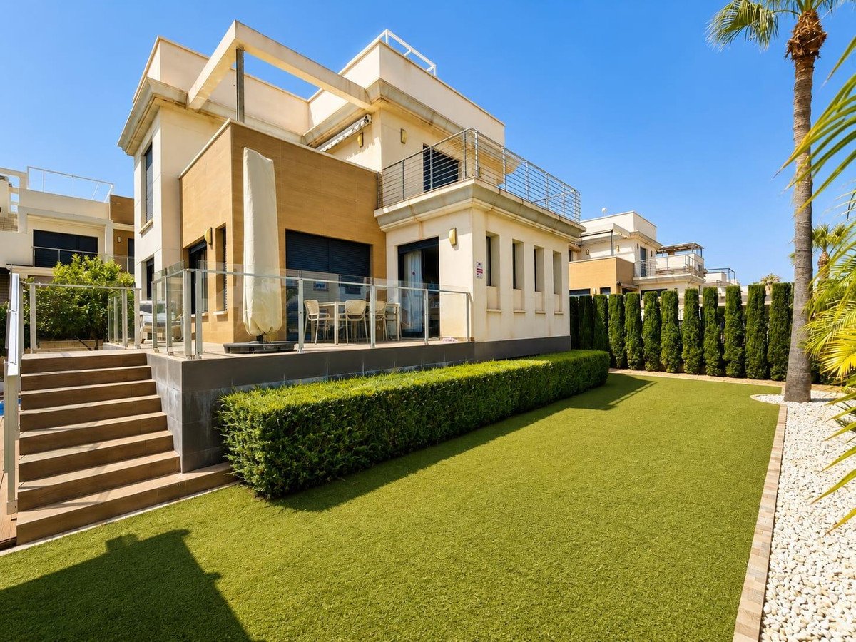 5 Bed Detached Villa in La Zenia