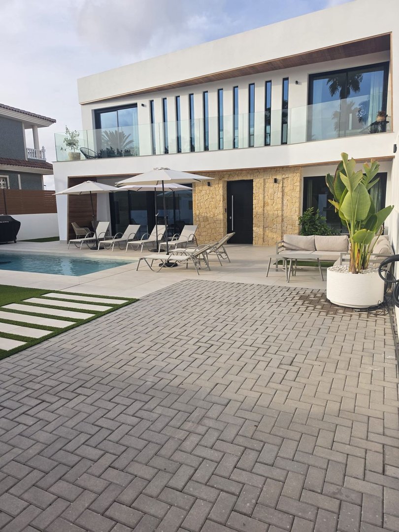 4 Bed Detached Villa in Los Altos