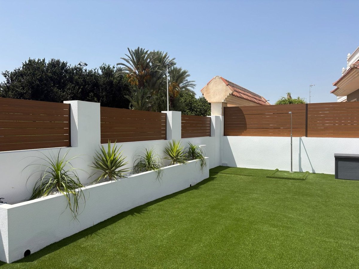 4 Bed Detached Villa in Los Altos