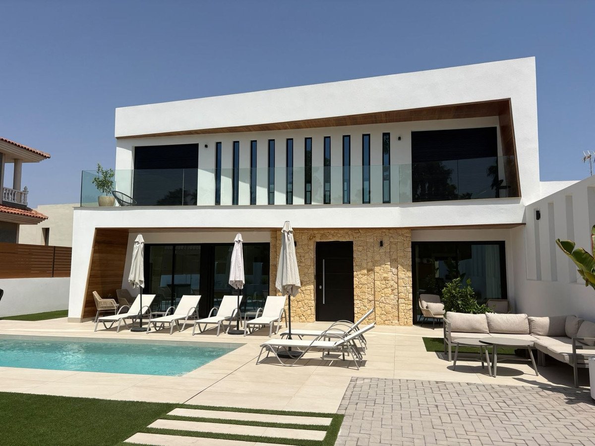 4 Bed Detached Villa in Los Altos