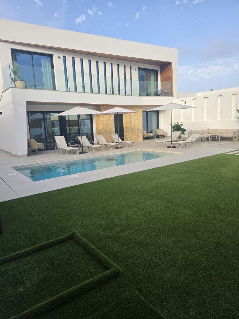 4 Bed Detached Villa in Los Altos