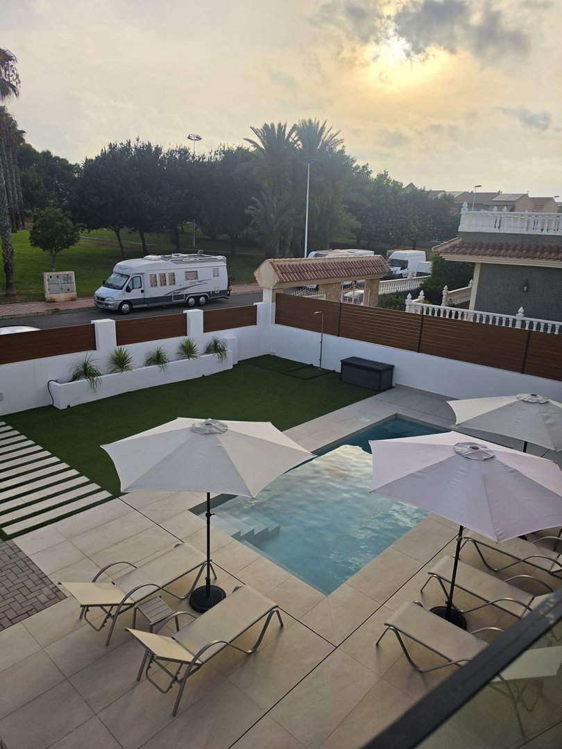 4 Bed Detached Villa in Los Altos