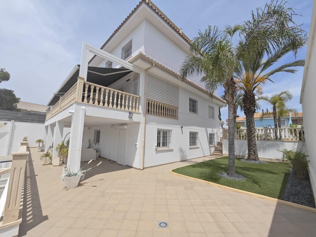 4 Bed Detached Villa in Campoamor
