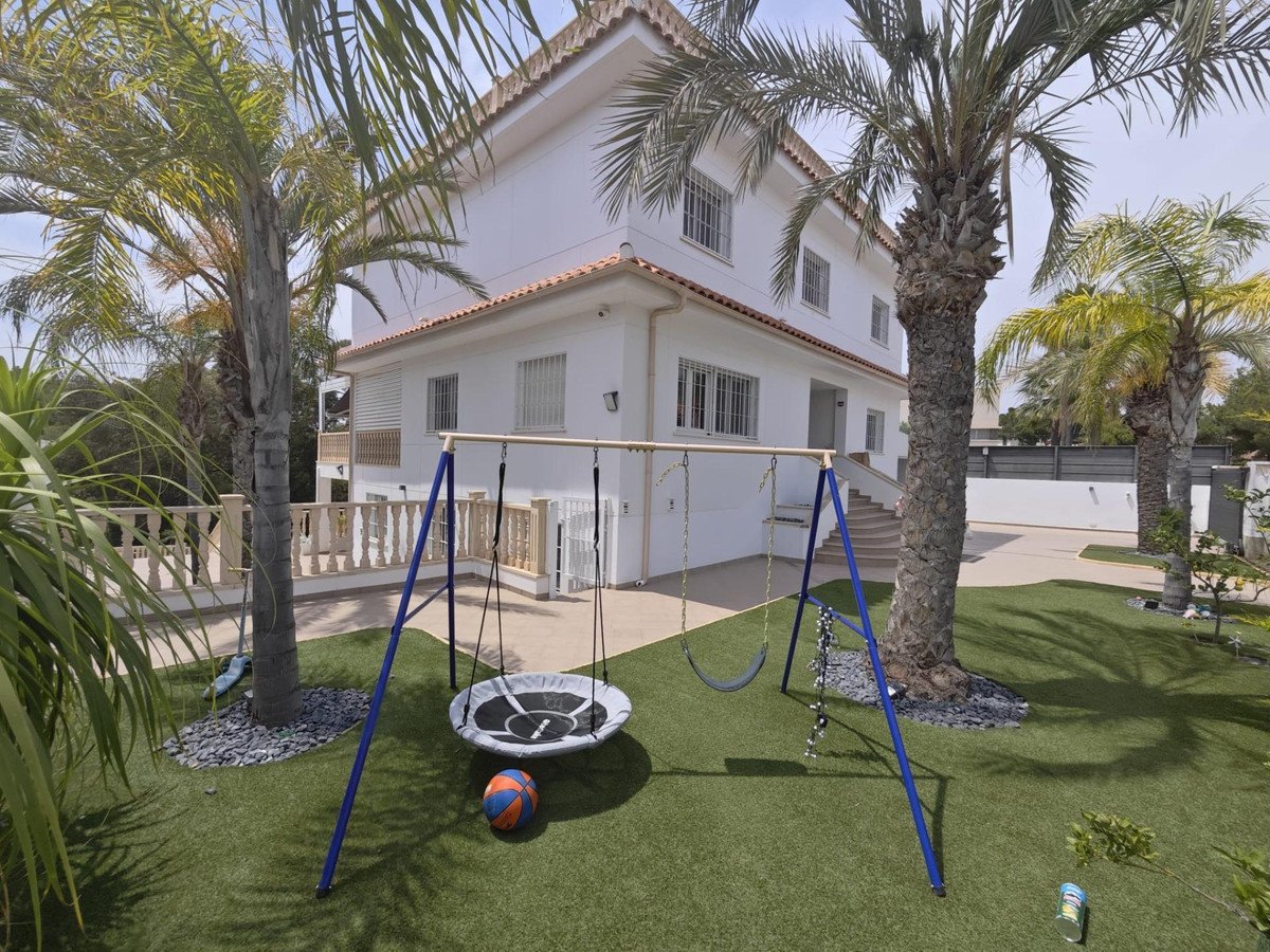 4 Bed Detached Villa in Campoamor