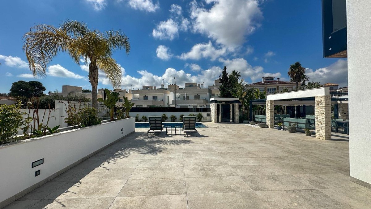4 Bed Detached Villa in Orihuela Costa