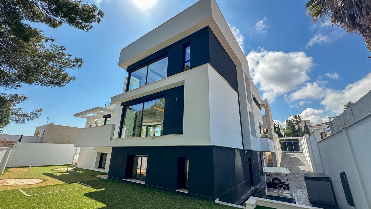 4 Bed Detached Villa in Orihuela Costa