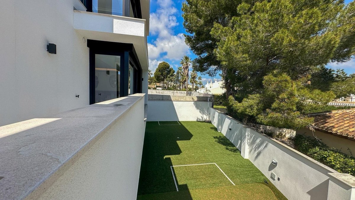4 Bed Detached Villa in Orihuela Costa