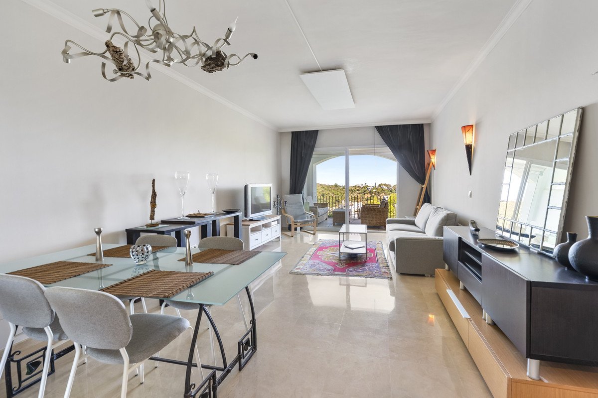 2 Bed Middle Floor Apartment in Benahavís