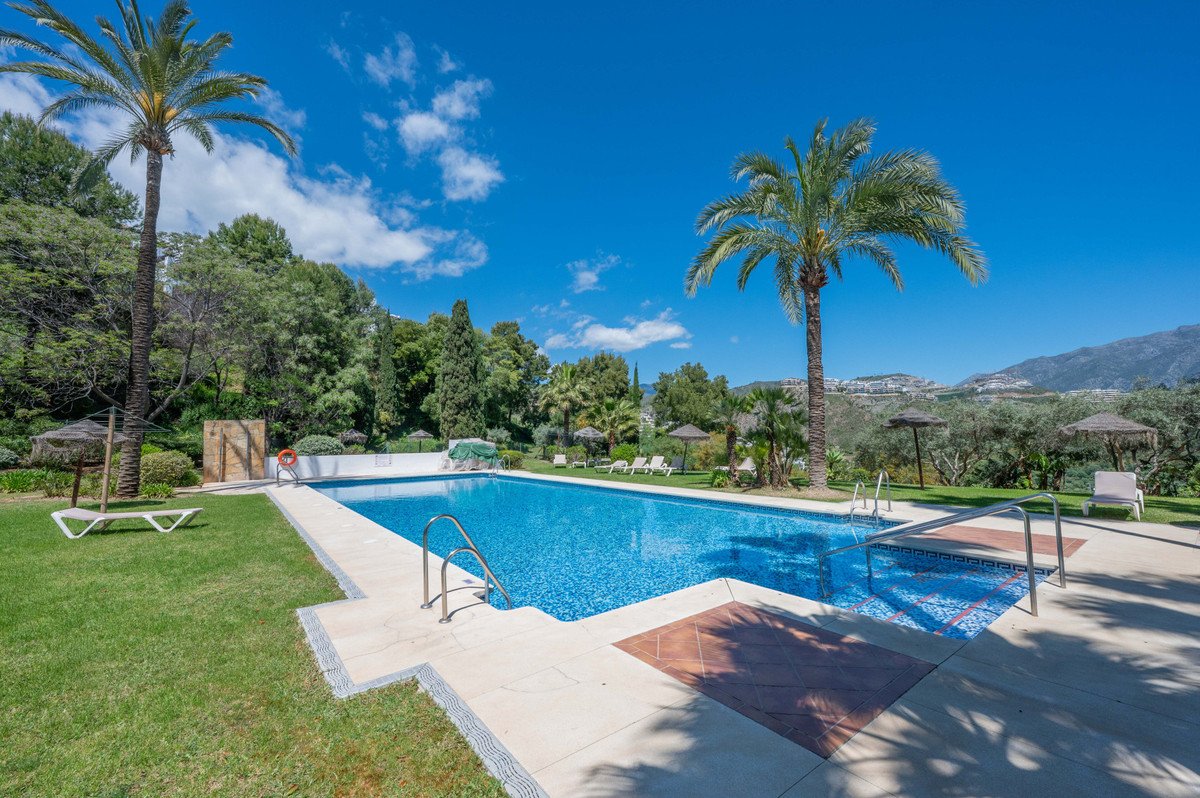 2 Bed Middle Floor Apartment in Benahavís