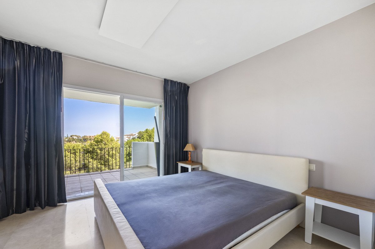 2 Bed Middle Floor Apartment in Benahavís