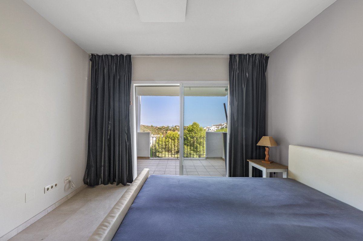 2 Bed Middle Floor Apartment in Benahavís