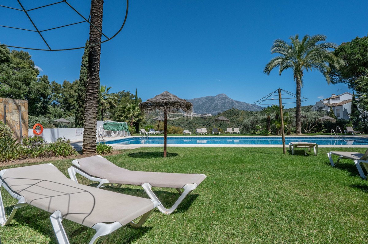 2 Bed Middle Floor Apartment in Benahavís