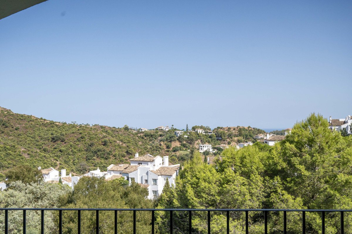 2 Bed Middle Floor Apartment in Benahavís