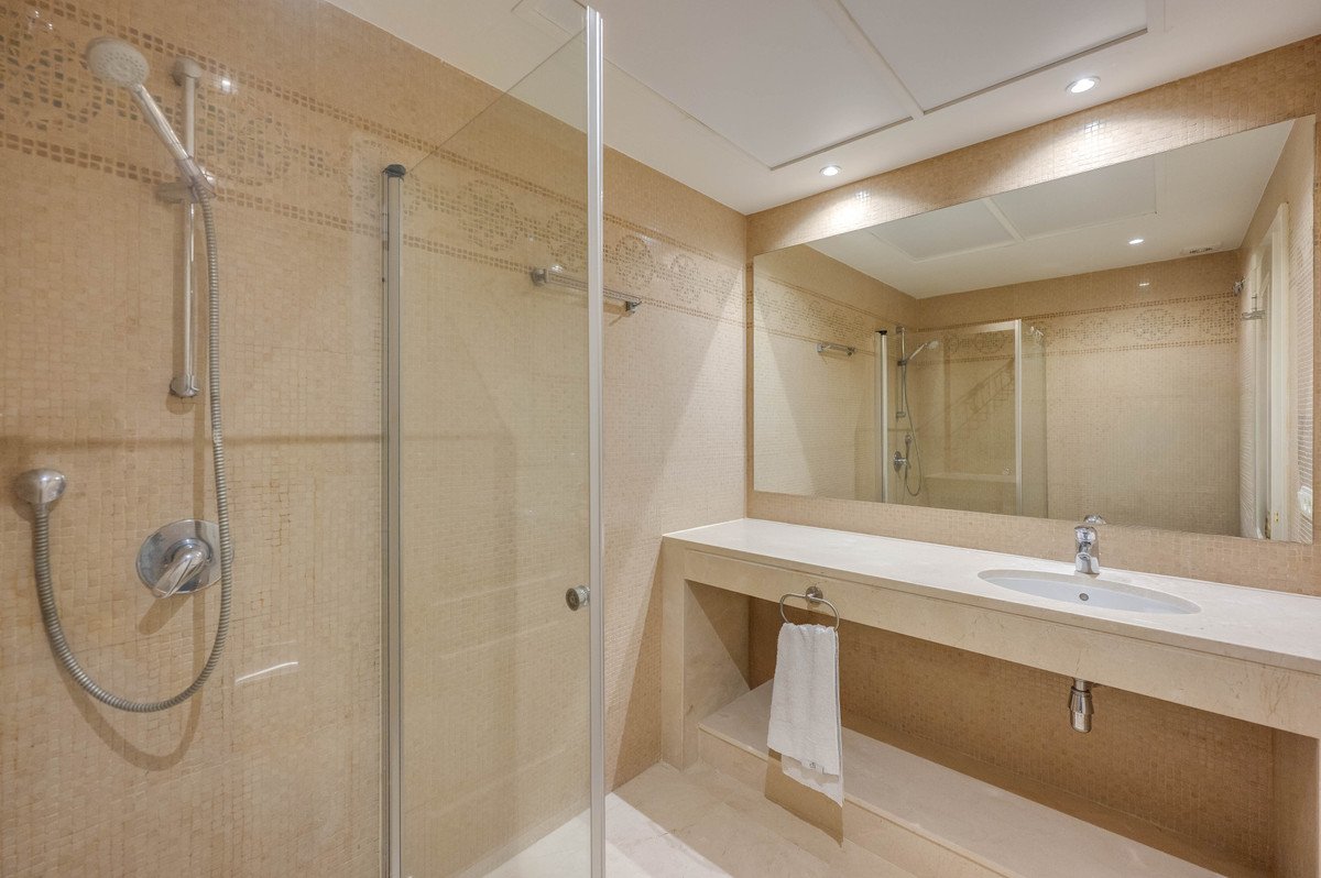 2 Bed Middle Floor Apartment in Benahavís