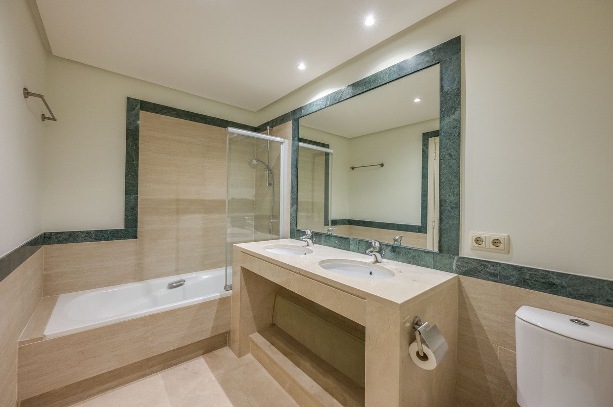 2 Bed Middle Floor Apartment in Benahavís