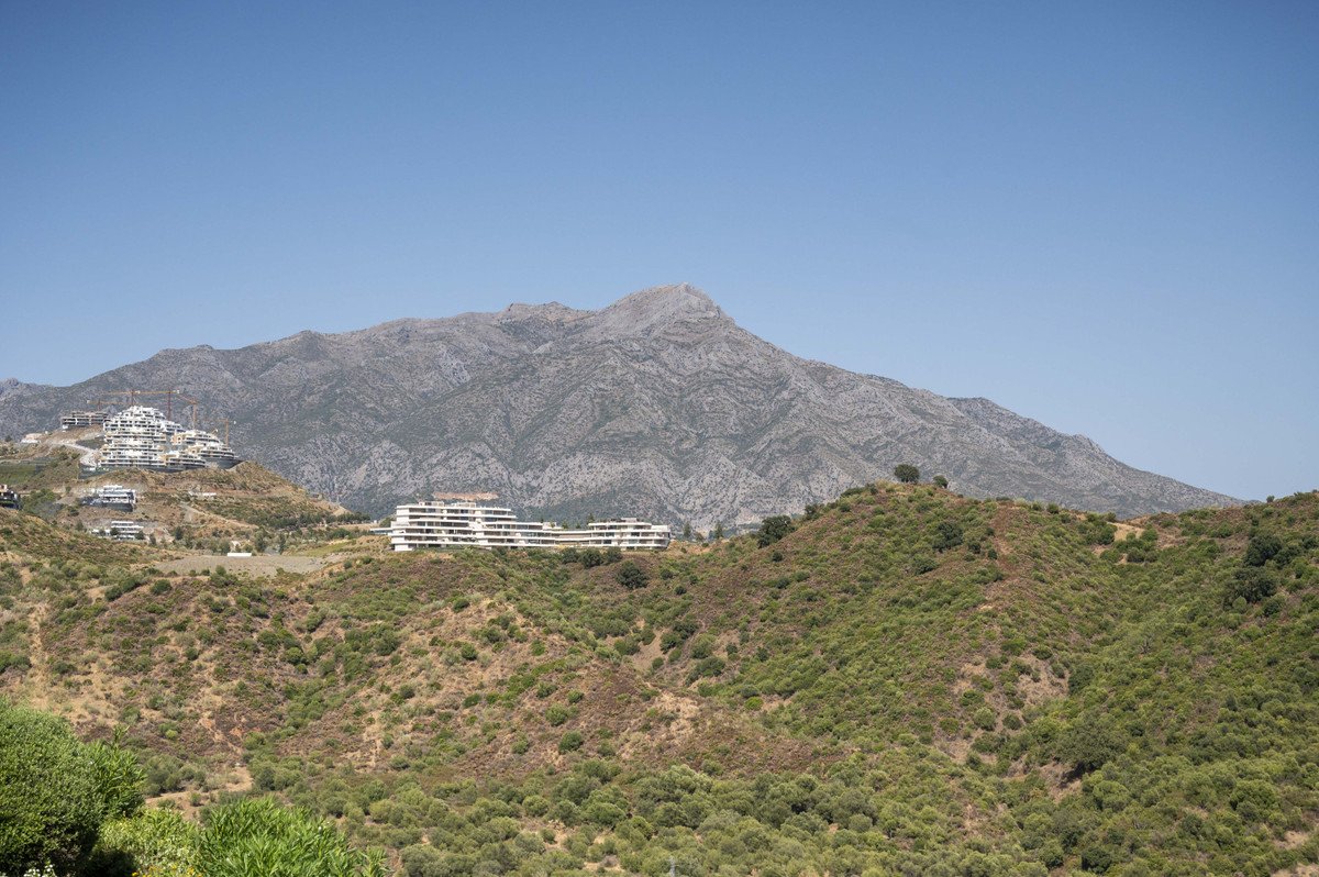 2 Bed Middle Floor Apartment in Benahavís
