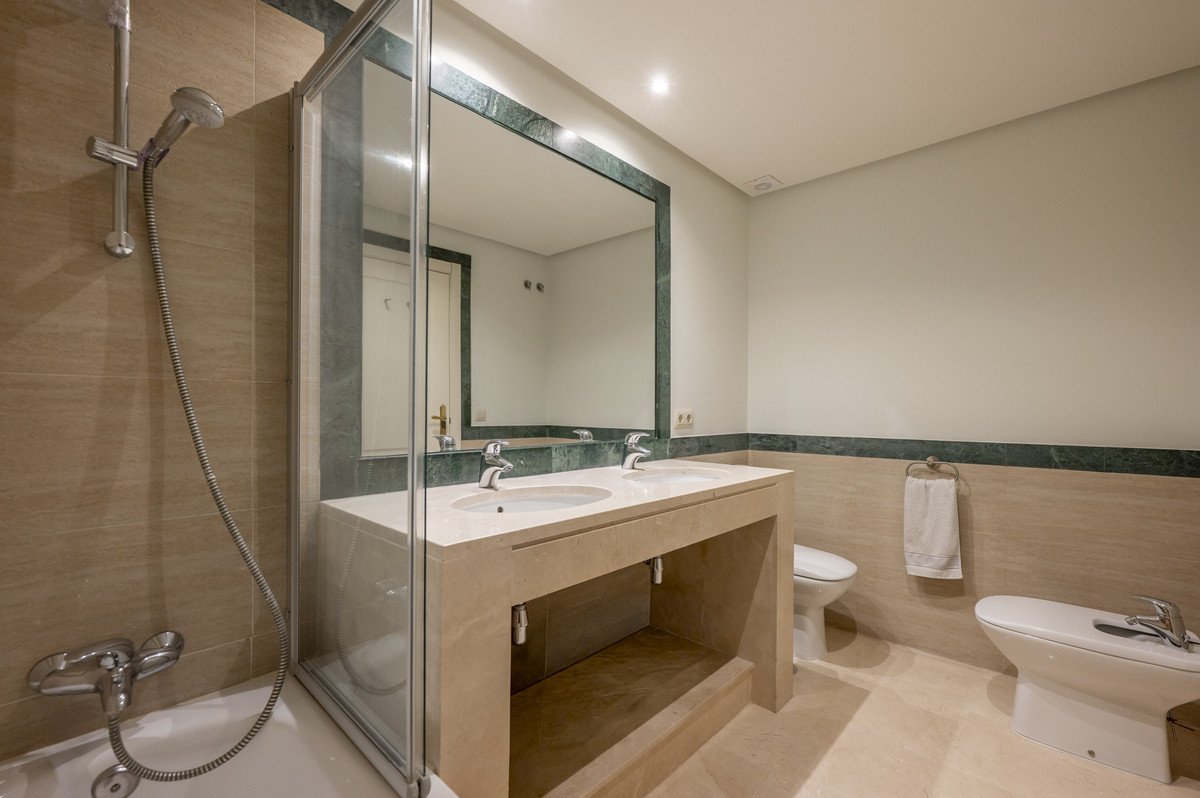 2 Bed Middle Floor Apartment in Benahavís