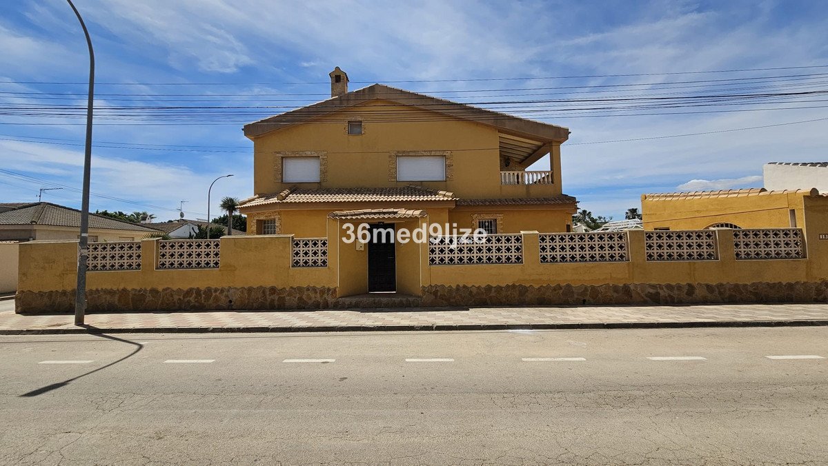 6 Bed Detached Villa in Los Alcazares