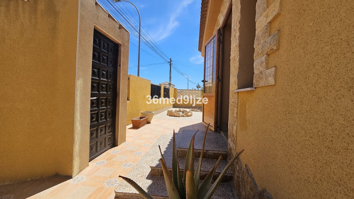 6 Bed Detached Villa in Los Alcazares
