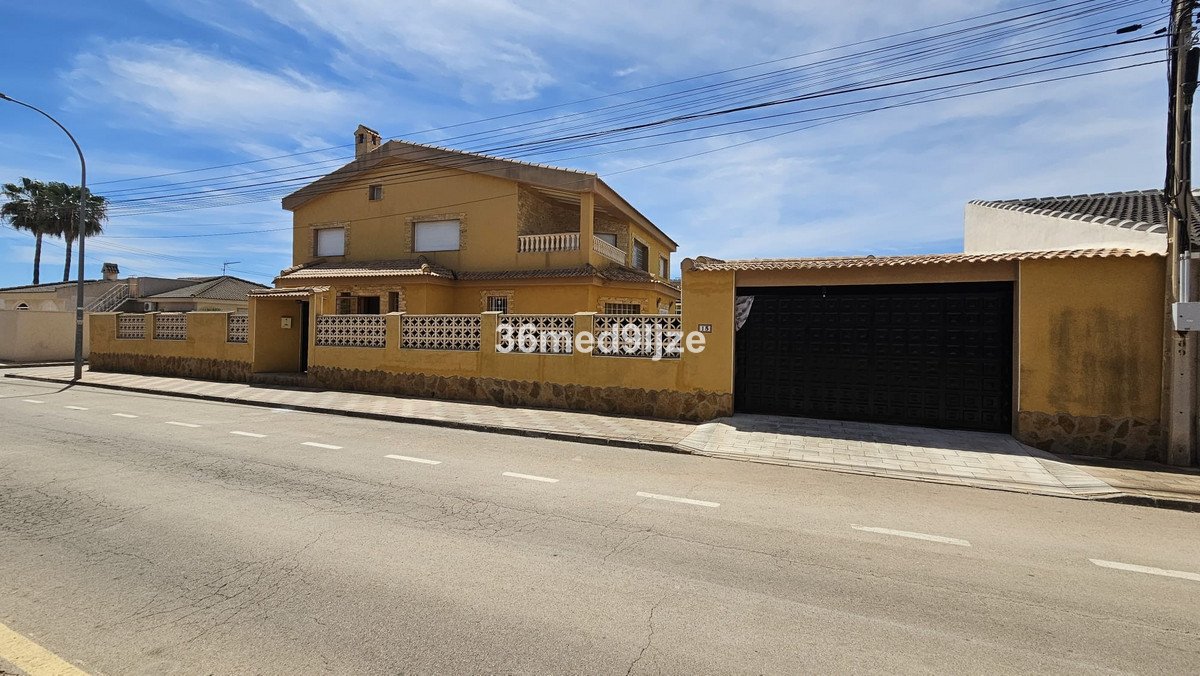 6 Bed Detached Villa in Los Alcazares