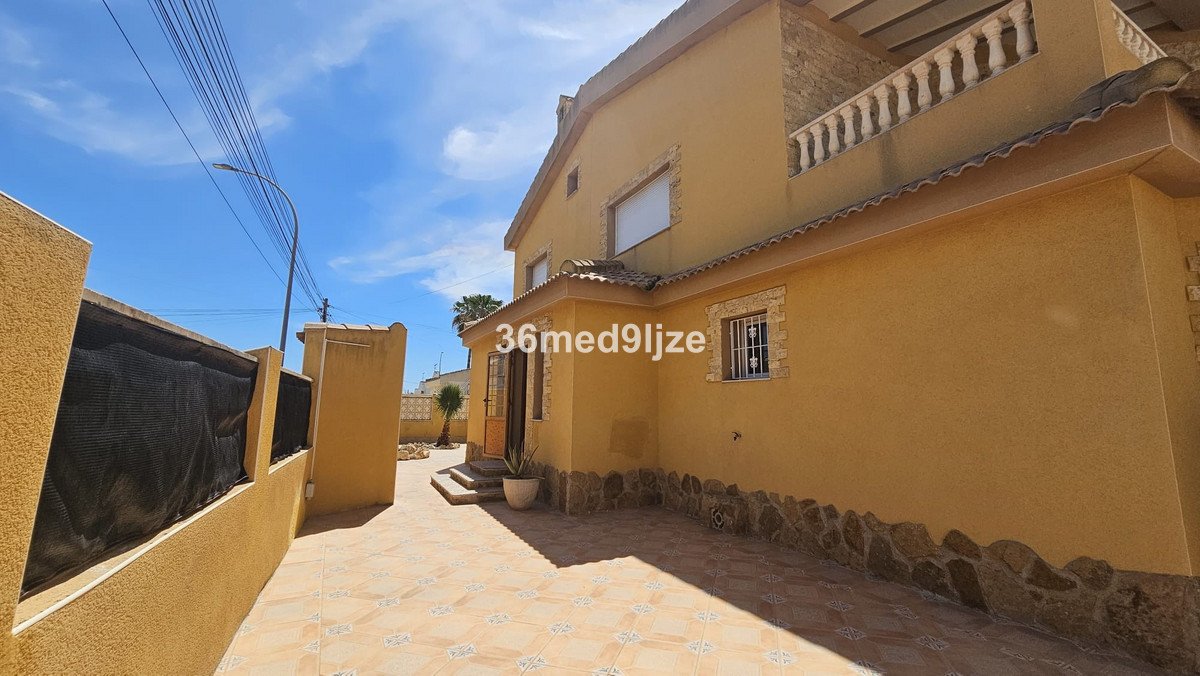 6 Bed Detached Villa in Los Alcazares