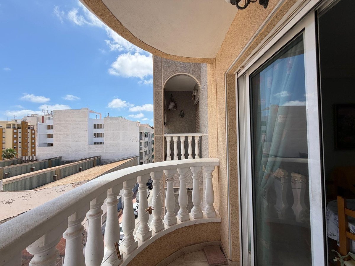 2 Bed Middle Floor Apartment in Torrevieja
