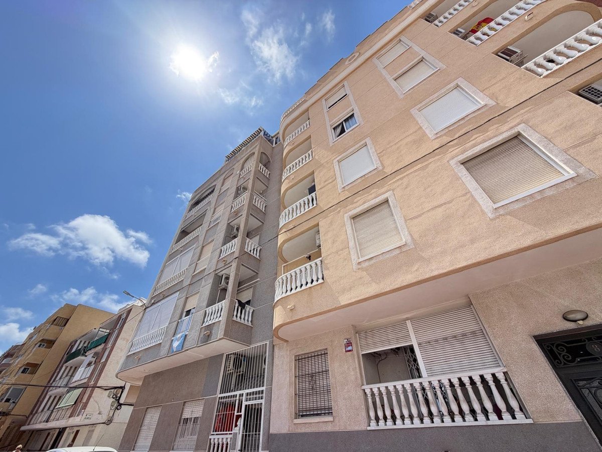 2 Bed Middle Floor Apartment in Torrevieja
