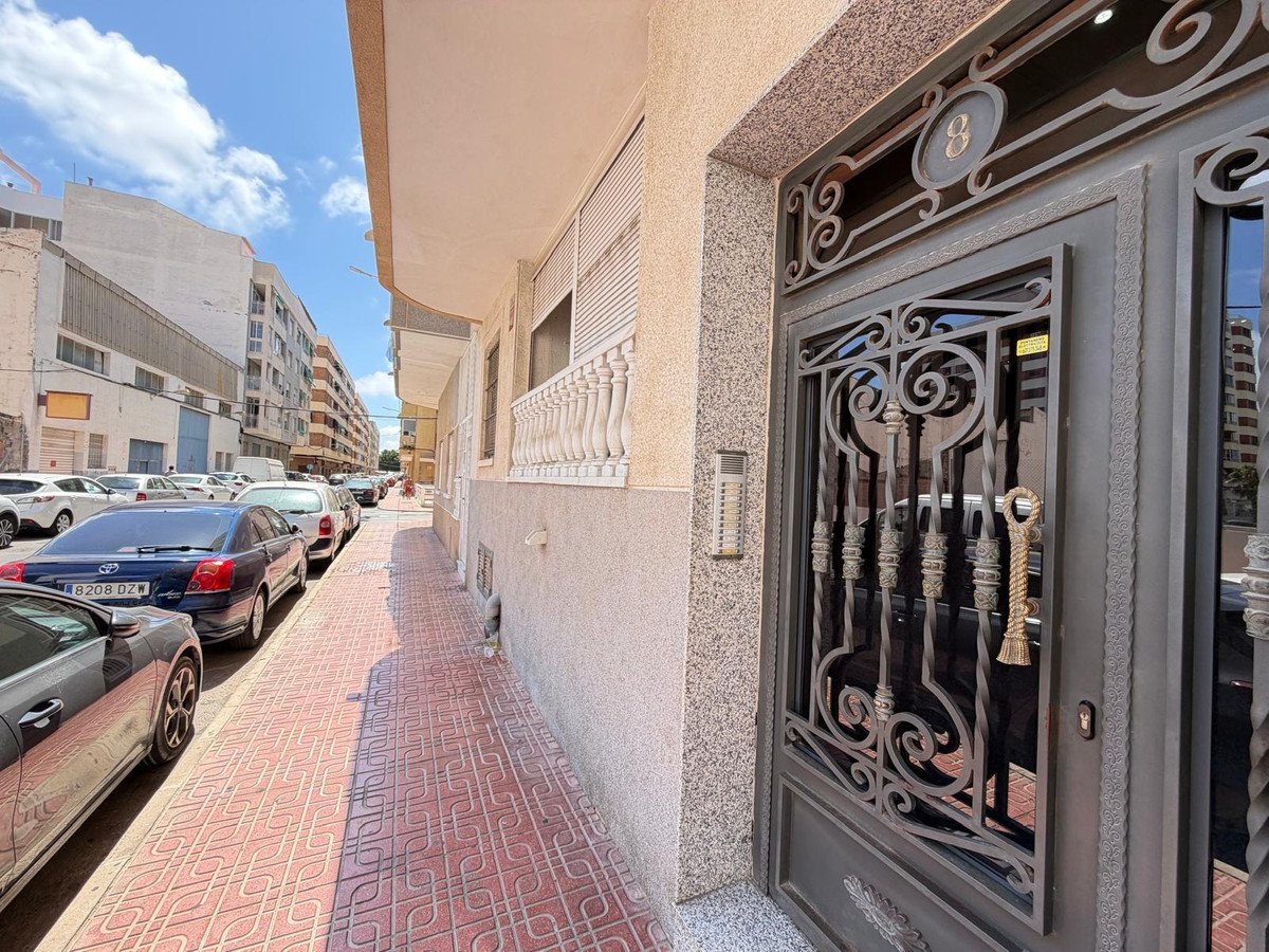 2 Bed Middle Floor Apartment in Torrevieja