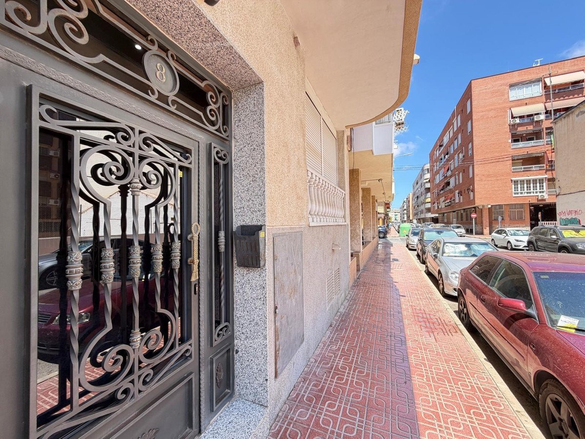 2 Bed Middle Floor Apartment in Torrevieja